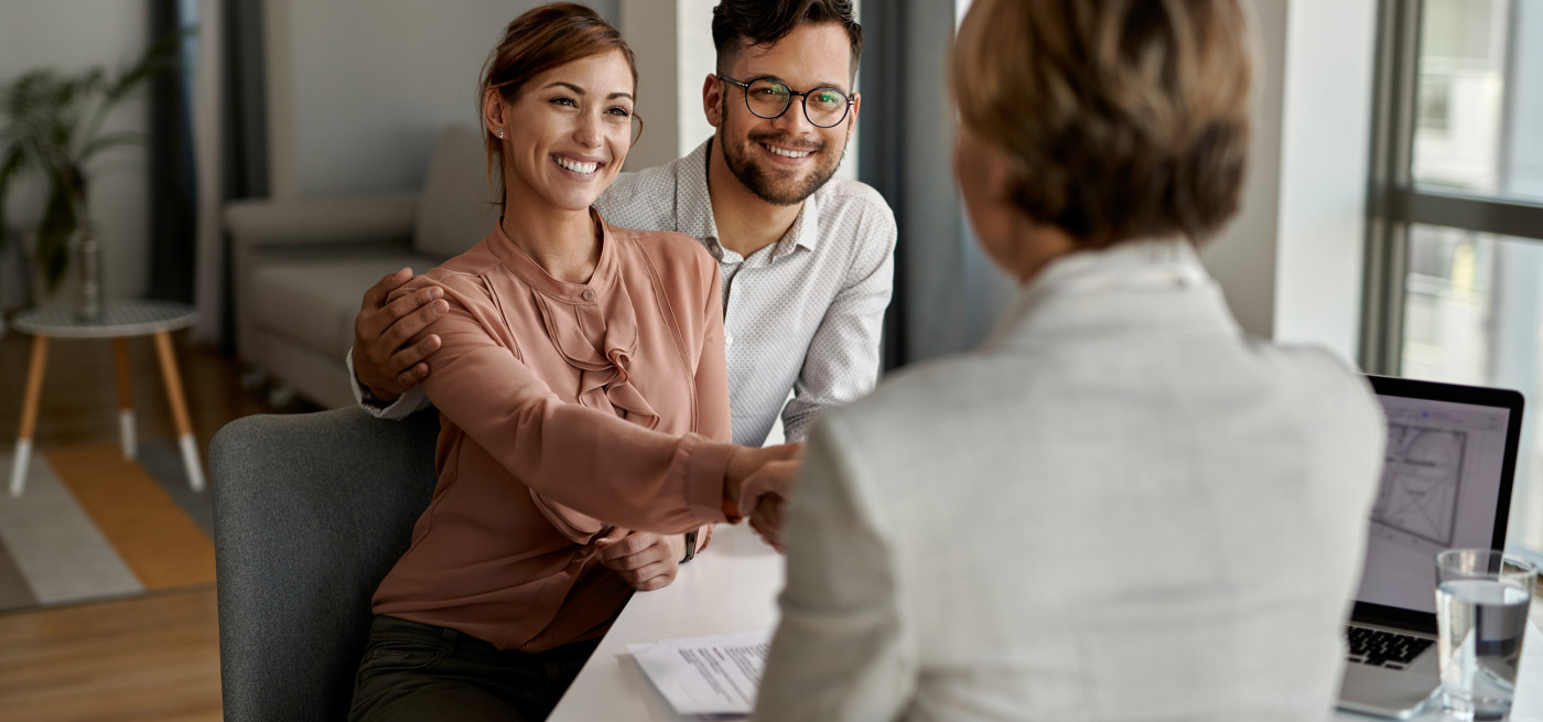 casal falar com intermediario